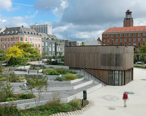 Torg og plasser fornyet med produkter fra Asak Miljøstein, som belegningsstein og gangbaner, for å skape attraktive offentlige rom.