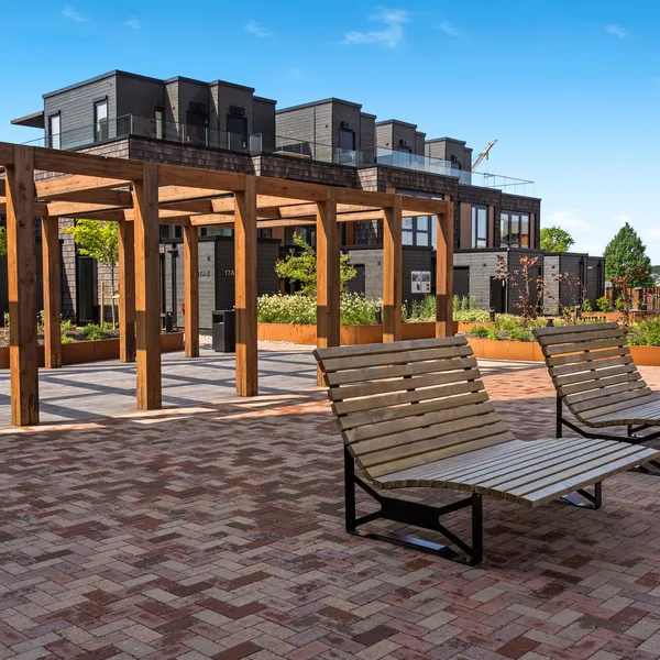 Takterrasse på Nansenløkka med tredekke, pergola og beplantning – levert med Asak Arena belegningsstein i bærekraftig FutureBuilt-prosjekt på Fornebu.