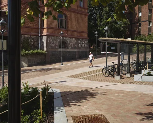 Uteområde ved Voldsløkka skole, belagt med Munkestein i Blek Terrakotta, Trøffel og Sand for et inspirerende uterom.