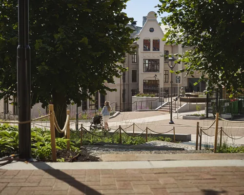 Uteområder ved skoler med belegningsstein fra Asak Miljøstein, kombinert med kreativ fargebruk og bærekraftig design.