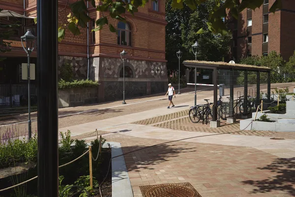 Uteområde ved Voldsløkka skole, belagt med Munkestein i Blek Terrakotta, Trøffel og Sand for et inspirerende uterom.