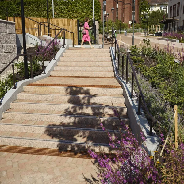 Hartvig nissen skole med arena belegningsstein i koi farger trapp