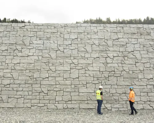 Verti-Block® støttemur i Hanekleiva Næringspark, installert for logistikk og transportformål.