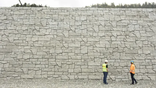 Verti-Block® i bruk på Hanekleiva Næringsområde, en effektiv og naturlig støttemur for både privat og profesjonell bruk.