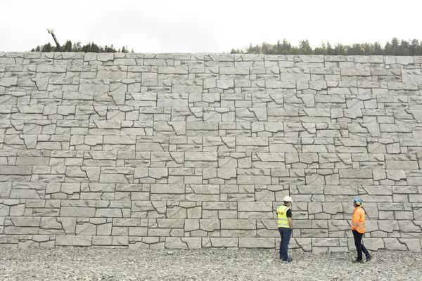 Verti-Block® støttemur i Hanekleiva Næringspark, installert for logistikk og transportformål.