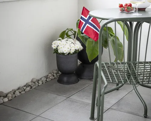 En velstelt terrasse klar for 17. mai-feiring, med produkter fra Asak Miljøstein.​