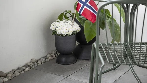 En velstelt terrasse klar for 17. mai-feiring, med produkter fra Asak Miljøstein.​