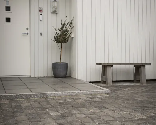 Asak herregård belegningsstein og helle vulkan ved inngangsparti