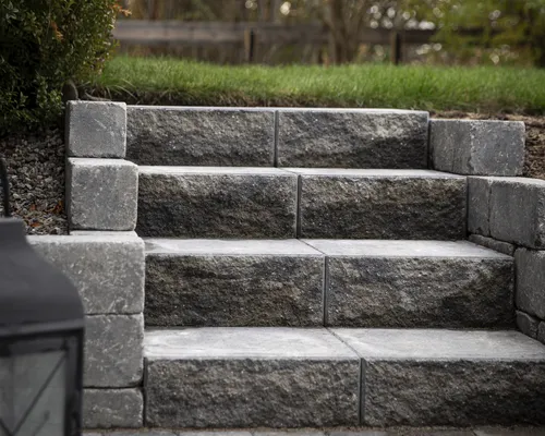 Asak Relieff, herregård kantstein og trappeelement i grått