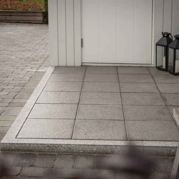 Asak herregård belegningsstein og helle vulkan ved inngangsparti og gårdsplass