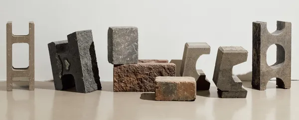 Støttemurblokker og forskalingsblokk blokker som står samlet i et moodboard.