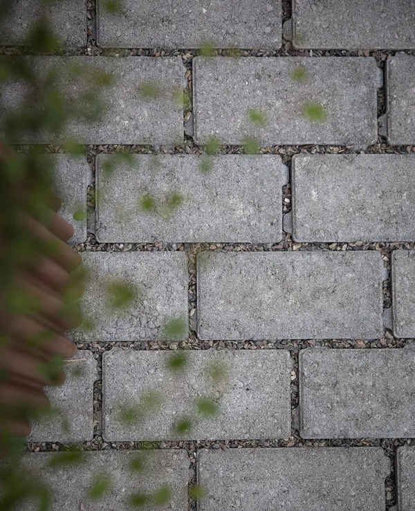 Arena dren på gårdsplass i fargen grå