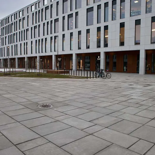 børstede gangbaneheller i fargen grå fra asak miljøstein utenfor CC stadion Hamar
