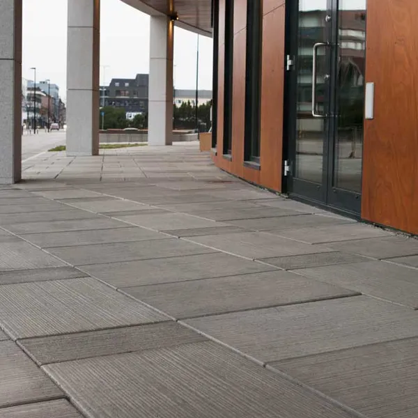 børstede gangbaneheller i fargen koks fra asak utenfor CC stadion Hamar