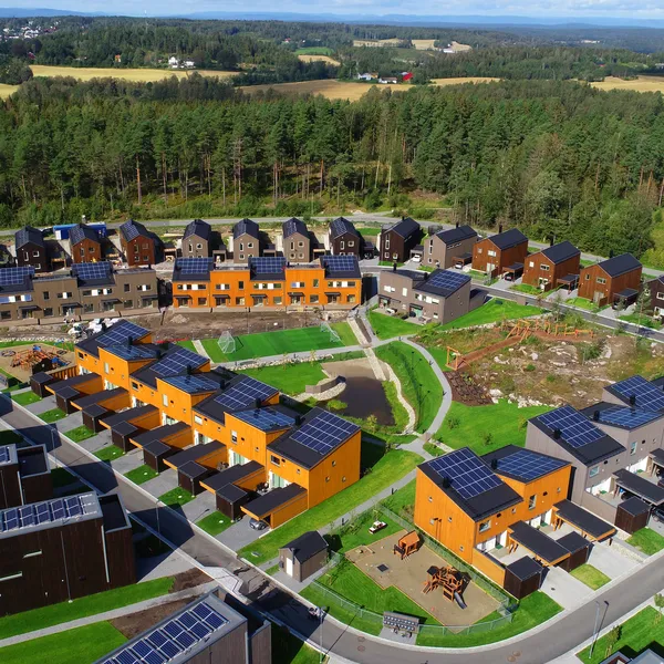 Dronebilde fra Furumoen hvor det er langt asak drenstein og herregårdsstein på gårdsplassene