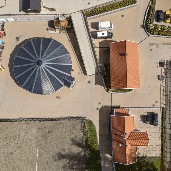 Industrielt dekke på Evje Herregård av Permac i fargen blek terracotta fra Koi fargekolleksjon