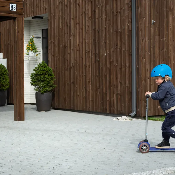Arena Dren utenfor en moderne enebolig, lagt for å håndtere overvannet i området