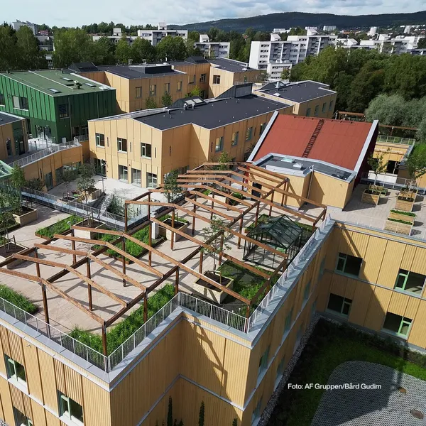 Furuseth hageby med gangbaneheller, helle grå og arena belegningsstein fra asak