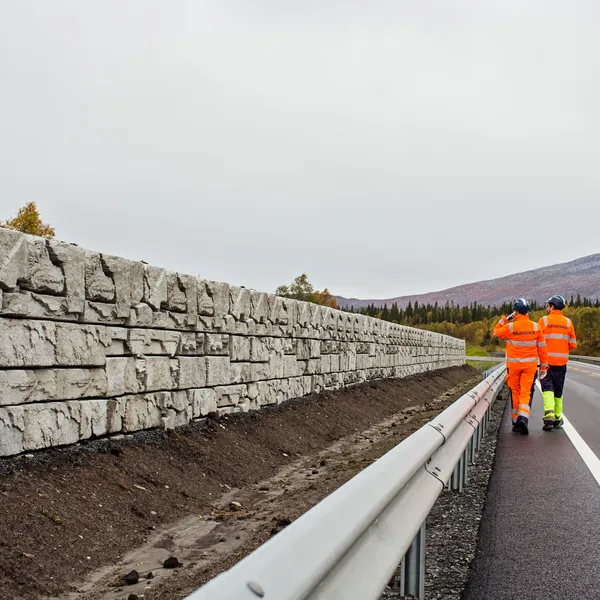 Asak miljøstein sin støttemur Verti-block langs veien i Helgeland, lagt av skanska