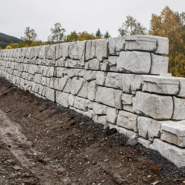 Verti-block fra asak miljøstein langs veien i Helgeland, lagt av skanska