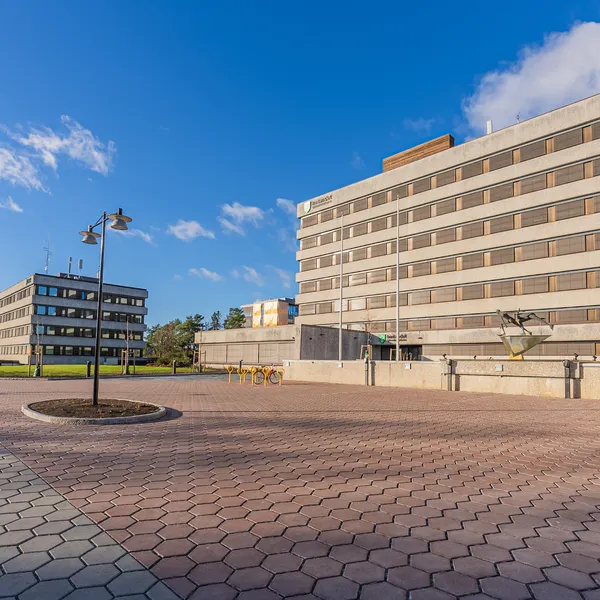 Oversiktsbilde utenfor Hamar Fylkeskommunen hvor det er lagt asak flyt