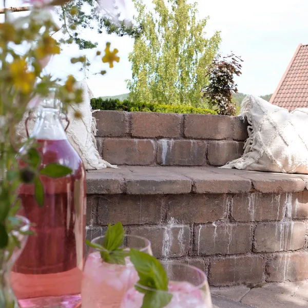 Bedd, blomsterkasse og terrasse av herregård serien i brunmix fra asak miljøstein