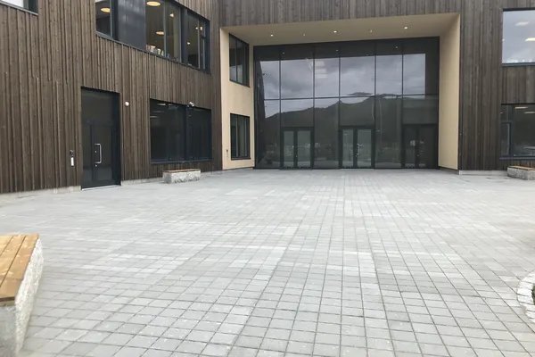 Uteområde ved Glommasvingen skole, belagt med Asak P-stein for et moderne og funksjonelt uterom.