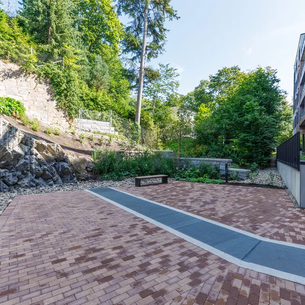 Uteområdet på prinsessealleen hvor du ser bruk av Verti-Block og Arena Belegningsstein