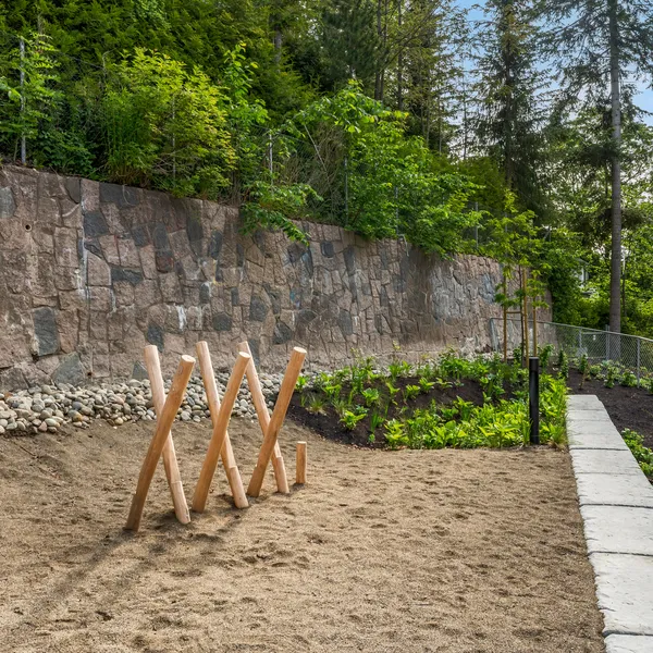Bilde av sandkasse som er bygget opp med Verti-Block støttemur. Bildet er fra prosjektet Prinsessealleen