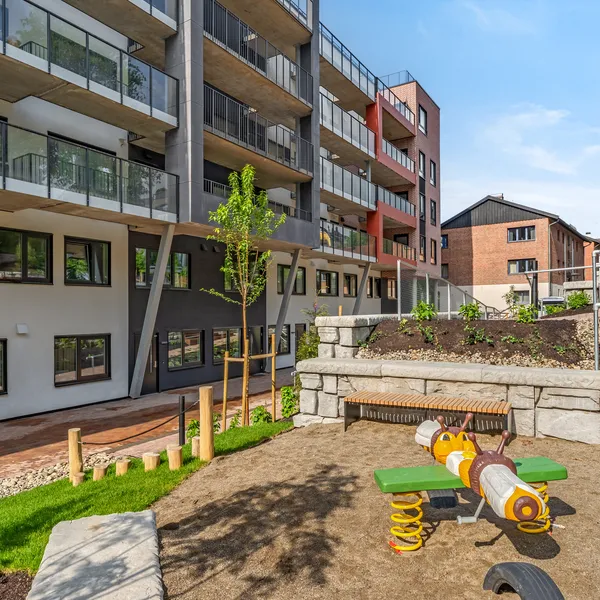 Lekeplass på prinsessealleen hvor du ser bruk av Verti-Block støttemur