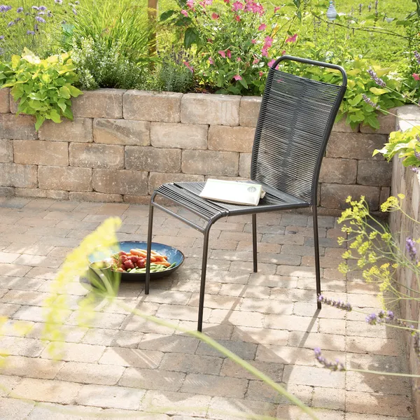 Herregård mur og belegningsstein i brunmix. Her er Herregård mur laget i en blomsterkasse med hjørne