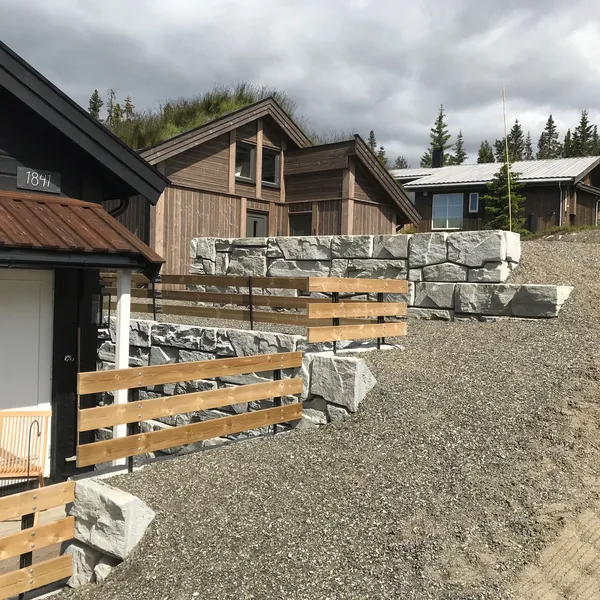 Verti-Block Bolig og forretningsområde, Koksmix, gråmix, grå støttemur, støttemur, mur, hagemur, betongmur, betongvegg, grå hagemur