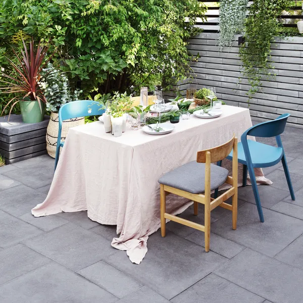Festklar uteplass med helle lava på terrassegulv og modul hagemur som skillevegg