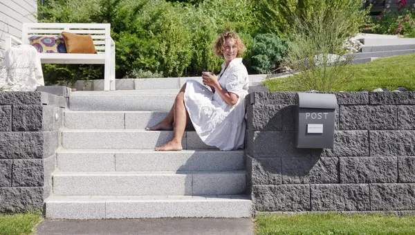 Uterom med Asak Miljøstein, inkludert flettverksmur og modulbasert terrassebelegg, designet for allsidig bruk.