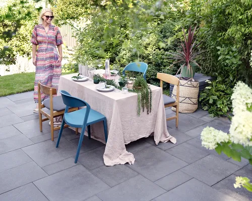 En velstelt terrasse klar for 17. mai-feiring, med produkter fra Asak Miljøstein.​