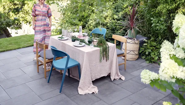 En velstelt terrasse klar for 17. mai-feiring, med produkter fra Asak Miljøstein.​
