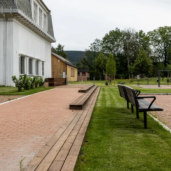 Folkeparken i Lier hvor det er lagt arena i koi farger rød og blek