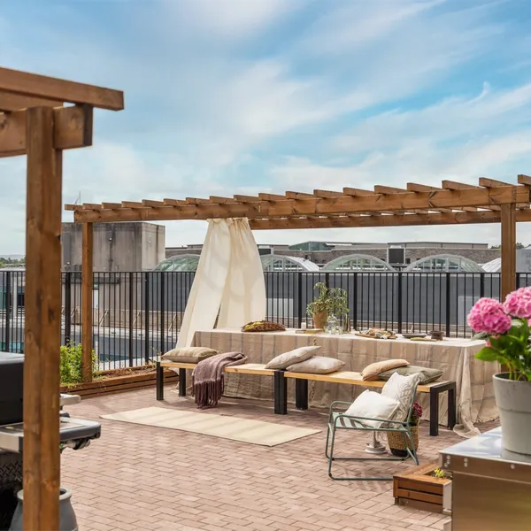 Takterrassen på Prinsessealleen hvor det er lagt belegningsstein av typen arena i forskjellige koi farger