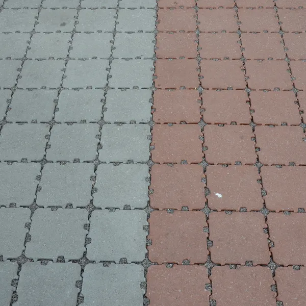 Asak Drenstein i farge og grått fra asak miljøstein på parkeringen utenfor Skedsmo senter