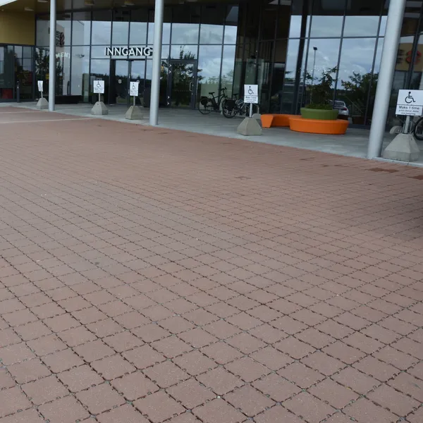 Asak Drenstein i rød farge fra asak på parkeringen utenfor Skedsmo senter