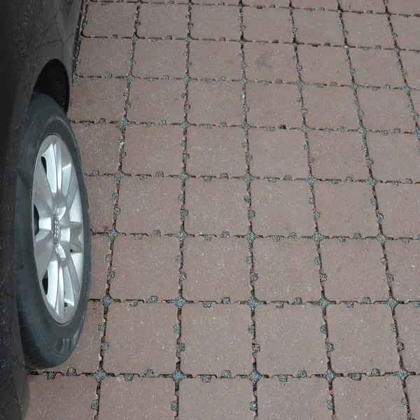 Asak Drenstein i farge fra asak miljøstein på parkeringen utenfor Skedsmo senter