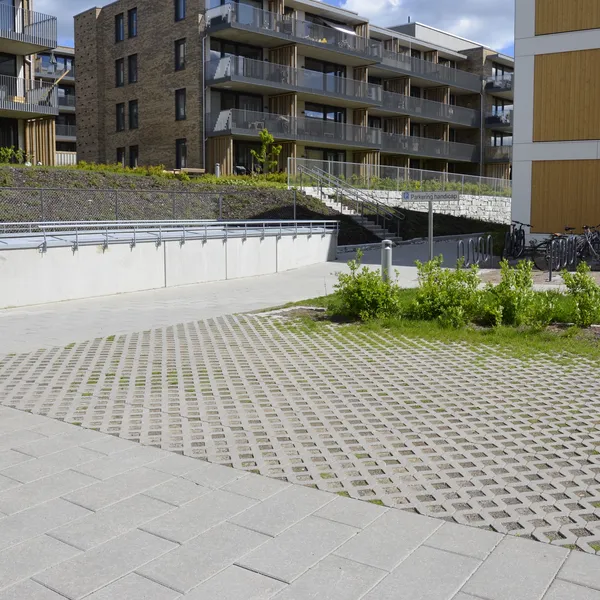 Verti-Block støttemur, gangbaneheller og gressarmering fra asak miljøstein utenfor Lørenskog stasjonsby