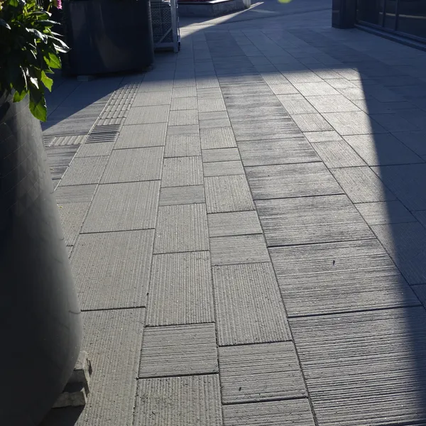 Grå Børstede gangbaneheller utenfor oslo fashion outlet i Vestby