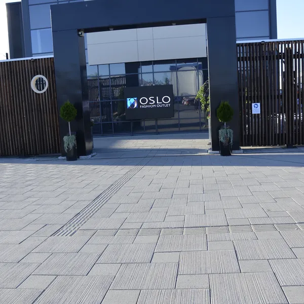 Børstede grå gangbaneheller utenfor oslo fashion outlet i Vestby